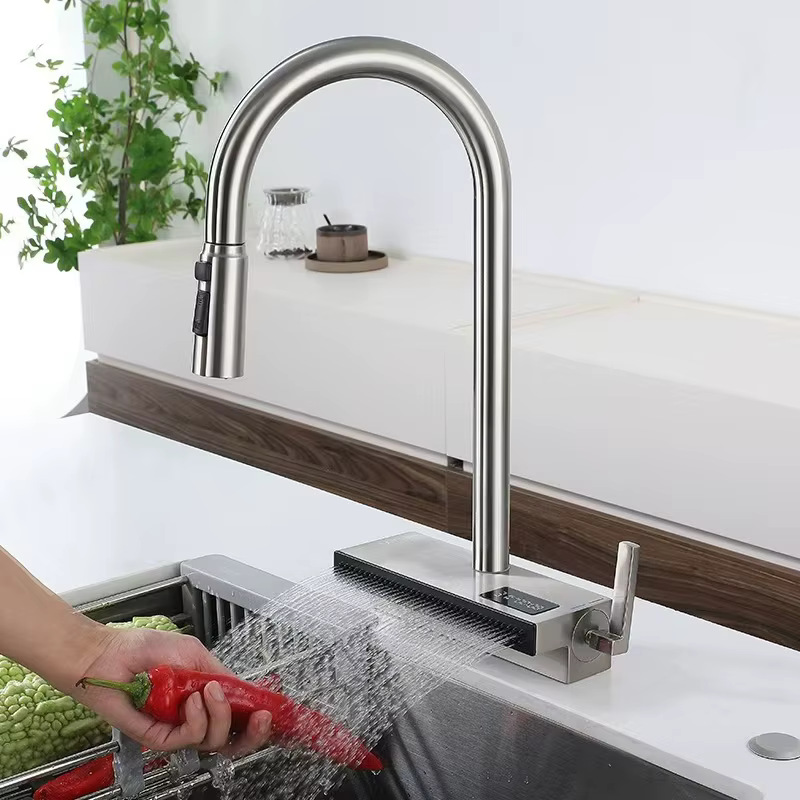 Kuchyňská baterie ELITE EDITION KFS1442 z broušeného kovu při použití u dřezu