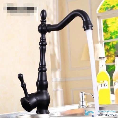 Černá retro baterie CKB2255 v provozu u světlého dřezu
