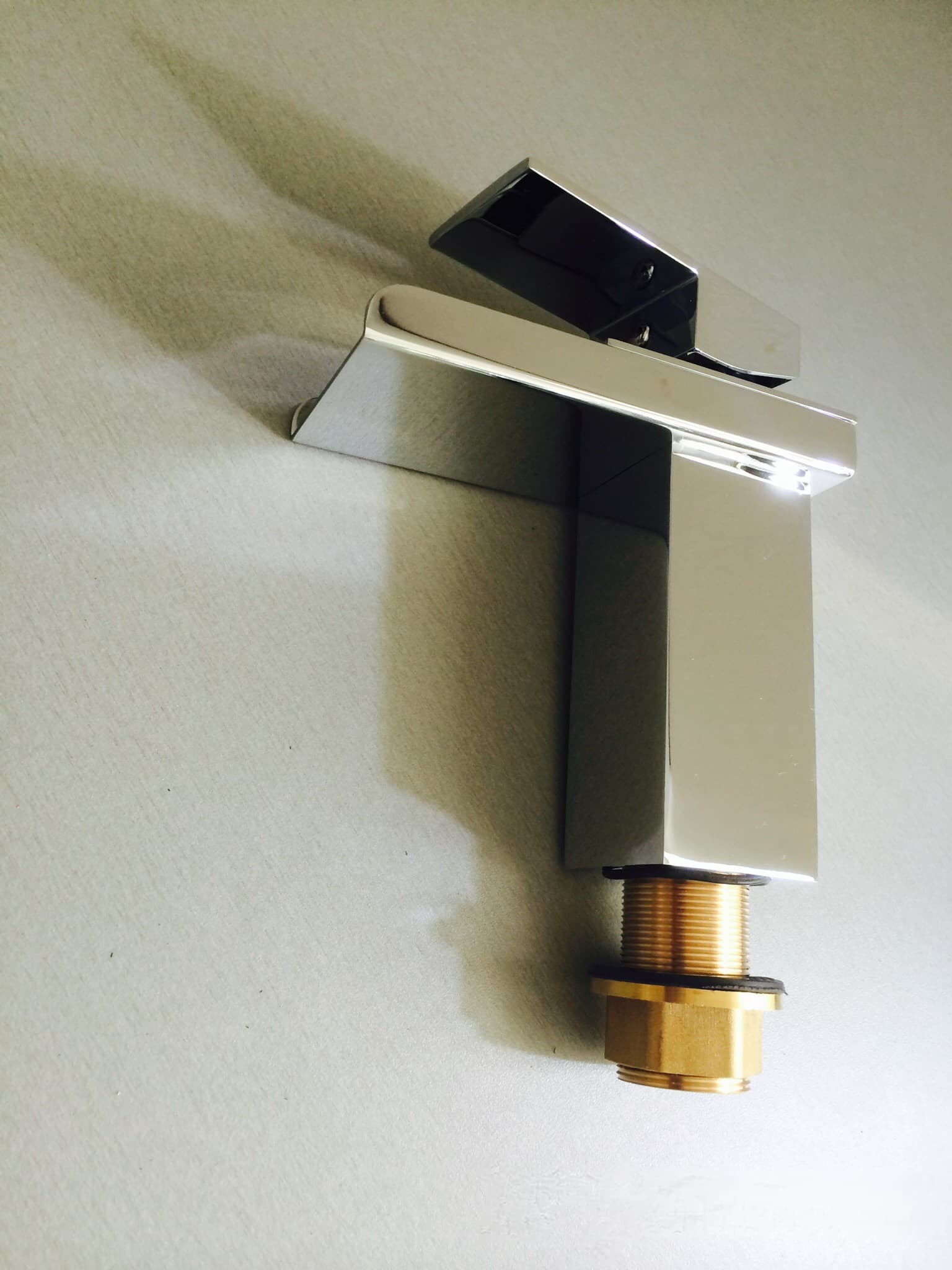 Detail montážního závitu LED koupelnové baterie EYN-MF97