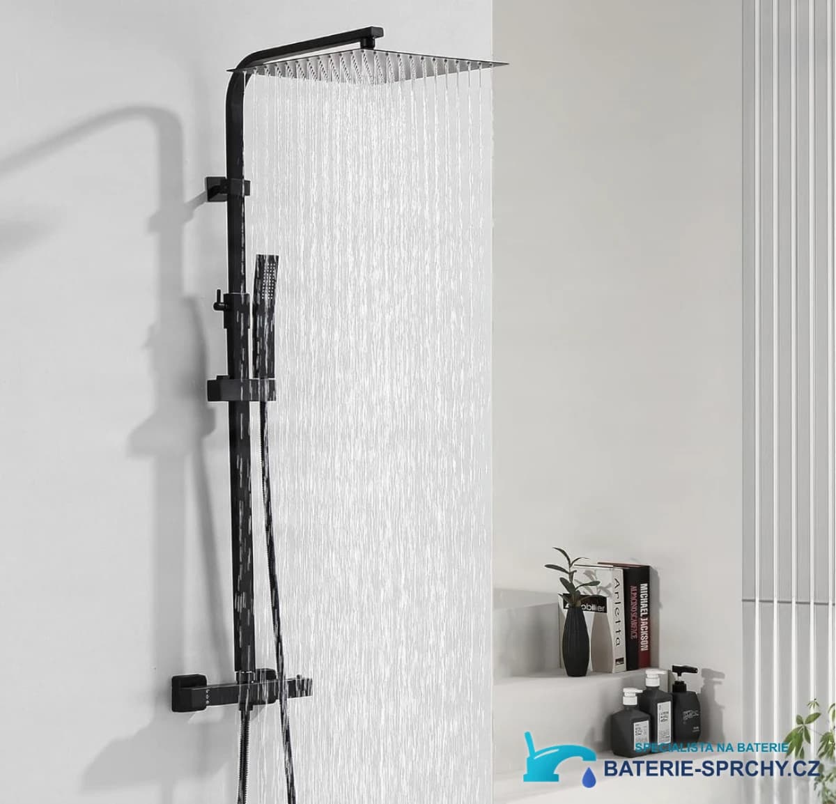 Nástěnný termostatický sprchový panel EYN NT9782 v černém a chromovaném provedení