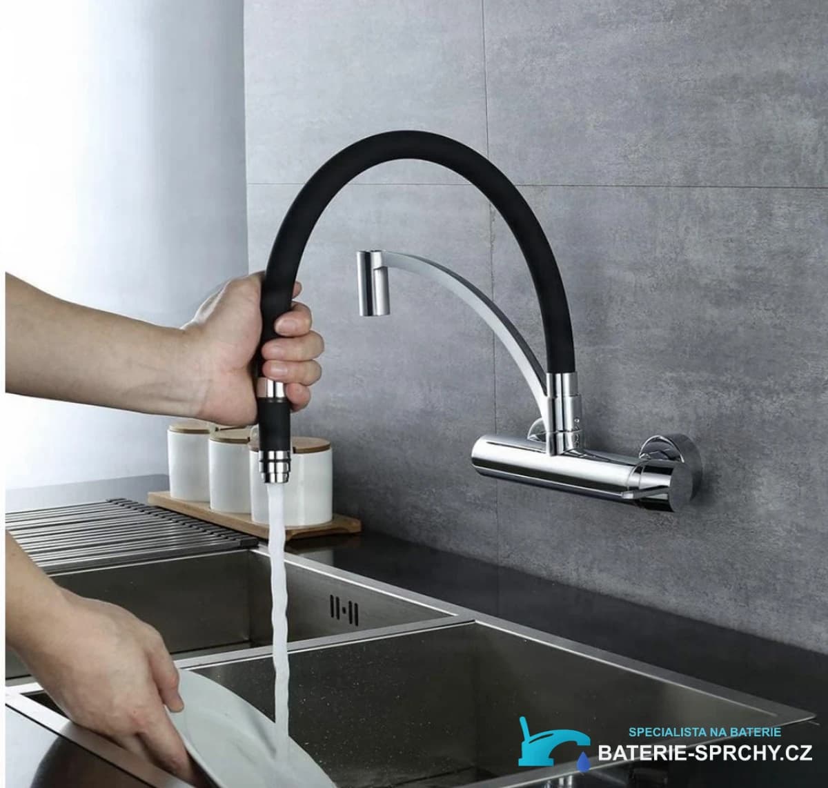 Nástěnná kuchyňská baterie WL1026 v lesklém chromu s matně černým flexibilním ramínkem